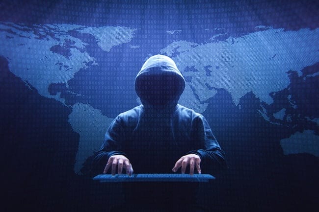 Hacker die anoniem achter laptop zit